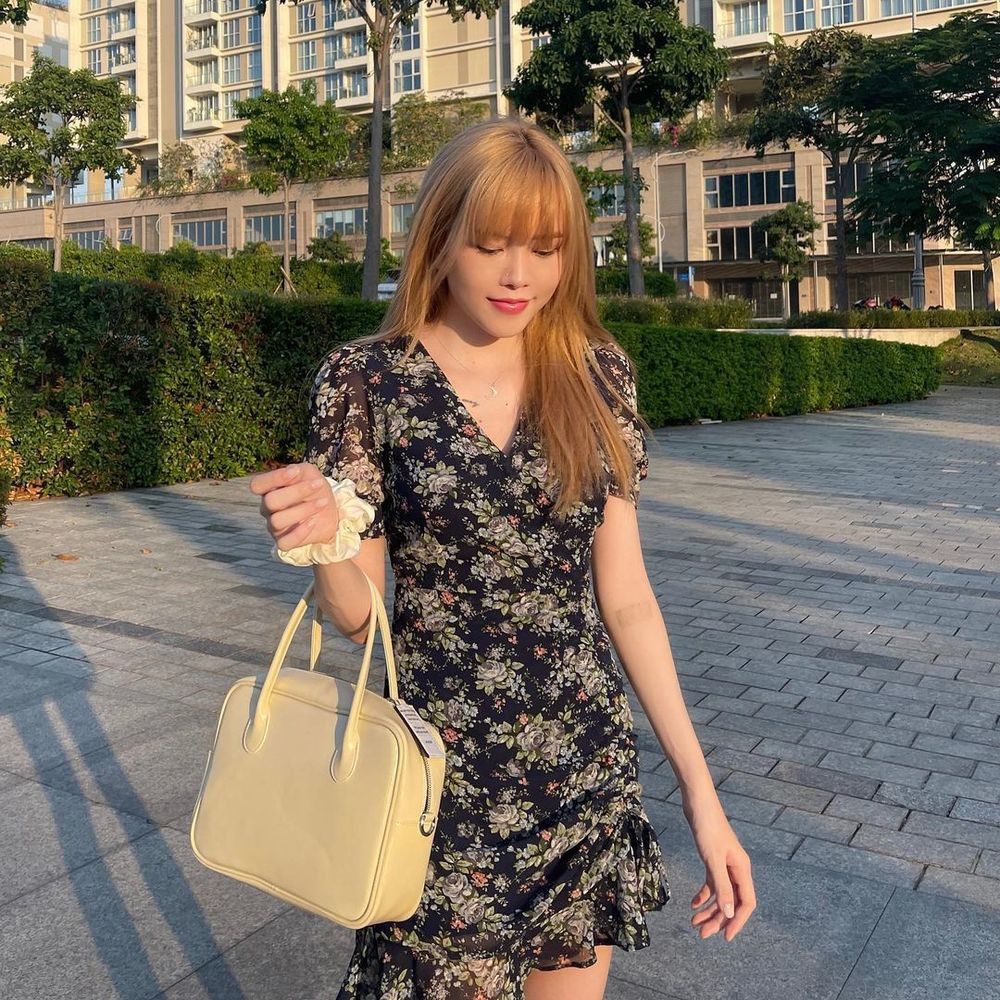 Trong những khoảnh khắc "đốn tim" dân mạng mới đây, nữ ca sĩ đã diện chiếc váy hoa bánh bèo phối cùng túi xách vuông hết sức sang chảnh. Tuy nhiên khi biết được giá trị của chiếc váy này ai cũng bất ngờ mặc dù trước đó chưa hết xuýt xoa vì nhan sắc của nữ thần tượng.
