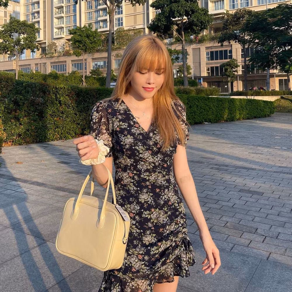 Trong những khoảnh khắc "đốn tim" dân mạng mới đây, nữ ca sĩ đã diện chiếc váy hoa bánh bèo phối cùng túi xách vuông hết sức sang chảnh. Tuy nhiên khi biết được giá trị của chiếc váy này ai cũng bất ngờ mặc dù trước đó chưa hết xuýt xoa vì nhan sắc của nữ thần tượng.