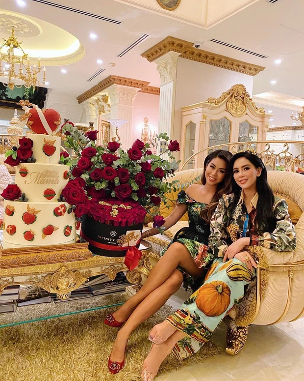 Hai mẹ con "đệ nhất con nhà giàu Việt Nam" thường xuyên diện đồ đôi trong những dịp đặc biệt và khiến dân tình thả tim không ngớt.