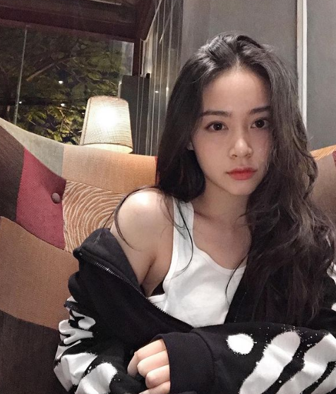 Từ một cô nữ sinh với phong cách trẻ trung, năng động, hiện tại Diệu Linh đã dần thay đổi để trở thành cô gái trưởng thành hơn, gợi cảm hơn.