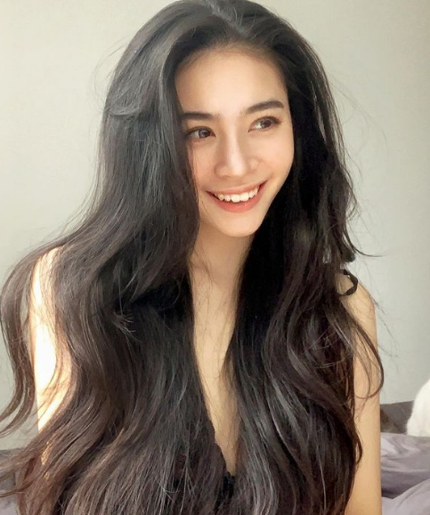 Diệu Linh sở hữu chiều cao 1m70 với đôi chân dài thon thả cùng gu ăn mặc khá thời thượng.