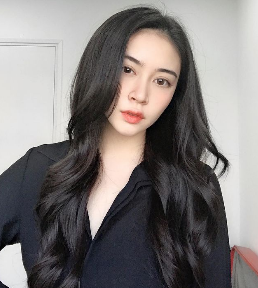 Sở hữu khá nhiều lợi thế để có thể trở thành hot girl, nổi tiếng và đi theo con đường nghệ thuật, nhưng Diệu Linh đang dành thời gian để tập trung học tập, phát triển bản thân.