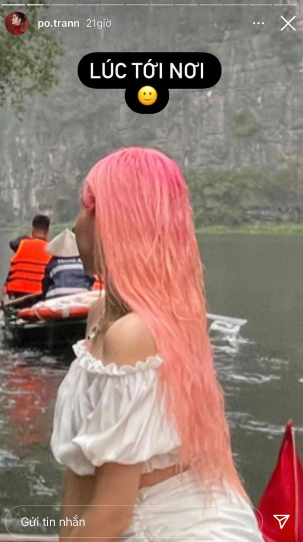 Tuy nhiên khi đến nơi, nàng hot girl chia sẻ về mái tóc hồng nổi bần bật của cô đã bị duỗi thẳng đuột và bết lại không giống như ban đầu.