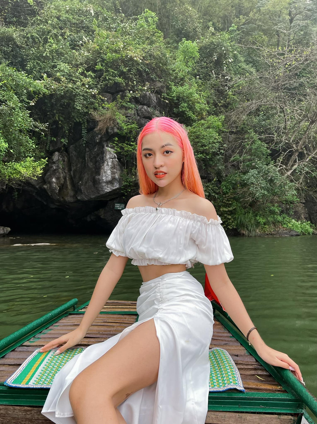 Cũng giống như nhiều hot girl khác, Trần Thanh Tâm mới đây đã gặp ngay "tai nạn" sống ảo trong chuyến đi chơi ở Ninh Bình.