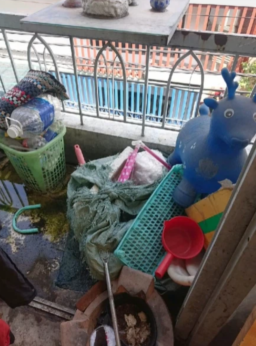 Nhìn vào chùm ảnh, nhiều cư dân mạng không thôi lắc đầu ngao ngán, phòng trọ của họ trông như vài năm trời không được dọn dẹp. Ai nhìn qua cũng rùng mình vì không hiểu chủ nhân căn phòng là ai mà có thể sống trong môi trường lộn xộn như vậy.