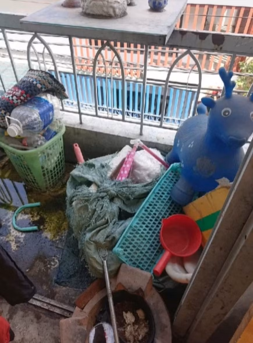 Nhìn vào chùm ảnh, nhiều cư dân mạng không thôi lắc đầu ngao ngán, phòng trọ của họ trông như vài năm trời không được dọn dẹp. Ai nhìn qua cũng rùng mình vì không hiểu chủ nhân căn phòng là ai mà có thể sống trong môi trường lộn xộn như vậy.