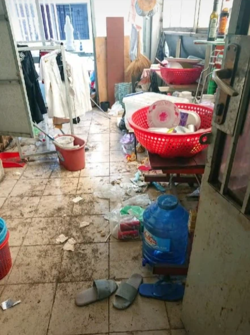 Đăng đàn lên MXH, chủ nhà trọ cho biết đây là phòng trọ của 4 nữ sinh của một trường ĐH ở TP.HCM. Sau khi nhận lại phòng, chủ trọ đã sốc nặng bởi từng ngóc ngách trong phòng đều là rác.