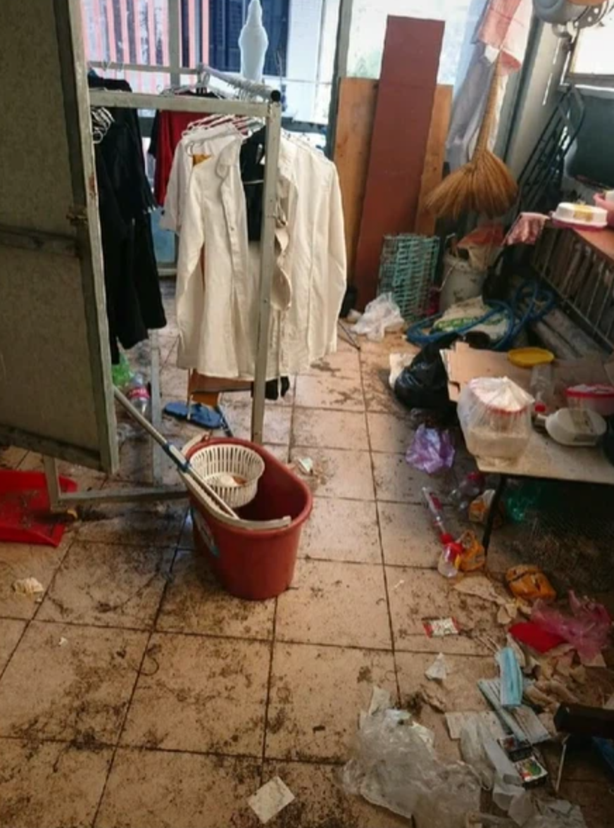 Theo như những gì bức hình đăng tải, từ phòng ngủ cho đến ban công đều có rác thải, túi nilon lẫn quần áo vứt lung tung. Bát đĩa cũng không được rửa gọn gàng mà quăng đại vào 1 góc. Dù trong nhà đầy đủ dụng cụ chổi quét nhà lẫn lau nhà nhưng dưới đất vẫn vương vãi bùn đất.
