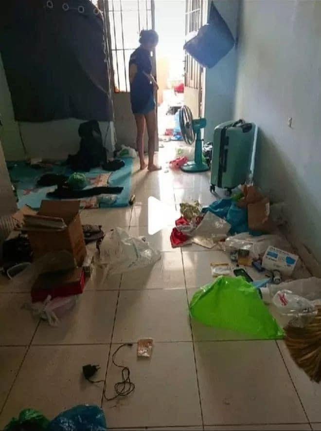 Mới đây, một chủ trọ đã không khỏi bức xúc khi nhận lại căn phòng trọ ngập rác từ 4 nữ sinh đại học đã thuê trước đó. Tưởng chừng 4 cô gái khi ở cùng nhau thì sẽ thay phiên nhau dọn dẹp, ấy vậy nhóm bạn trẻ lại càng bày biện hơn, biến phòng trọ thành nơi không thể bẩn hơn.