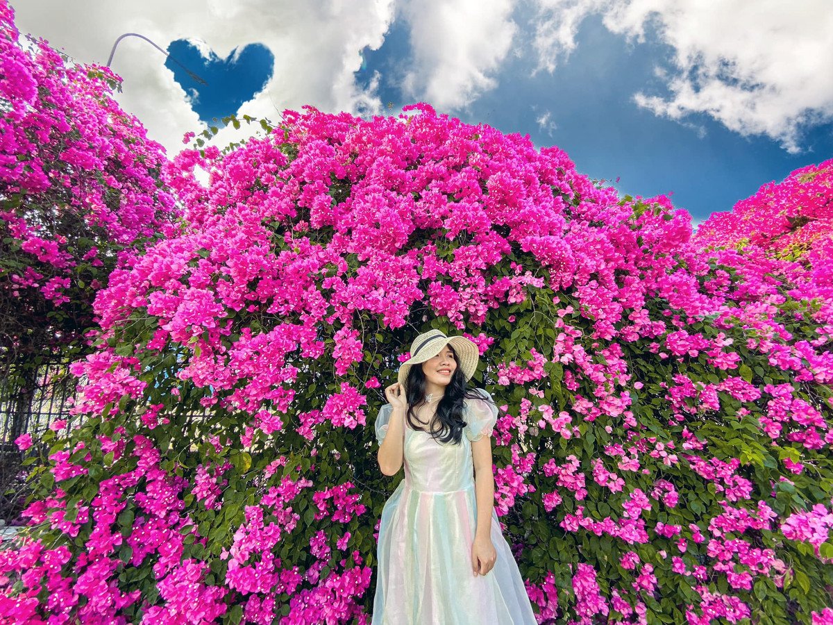 Nhờ vẻ đẹp nhẹ nhàng của hoa, ai cũng có thể biến thành "nàng thơ". Ảnh: Anh Thư