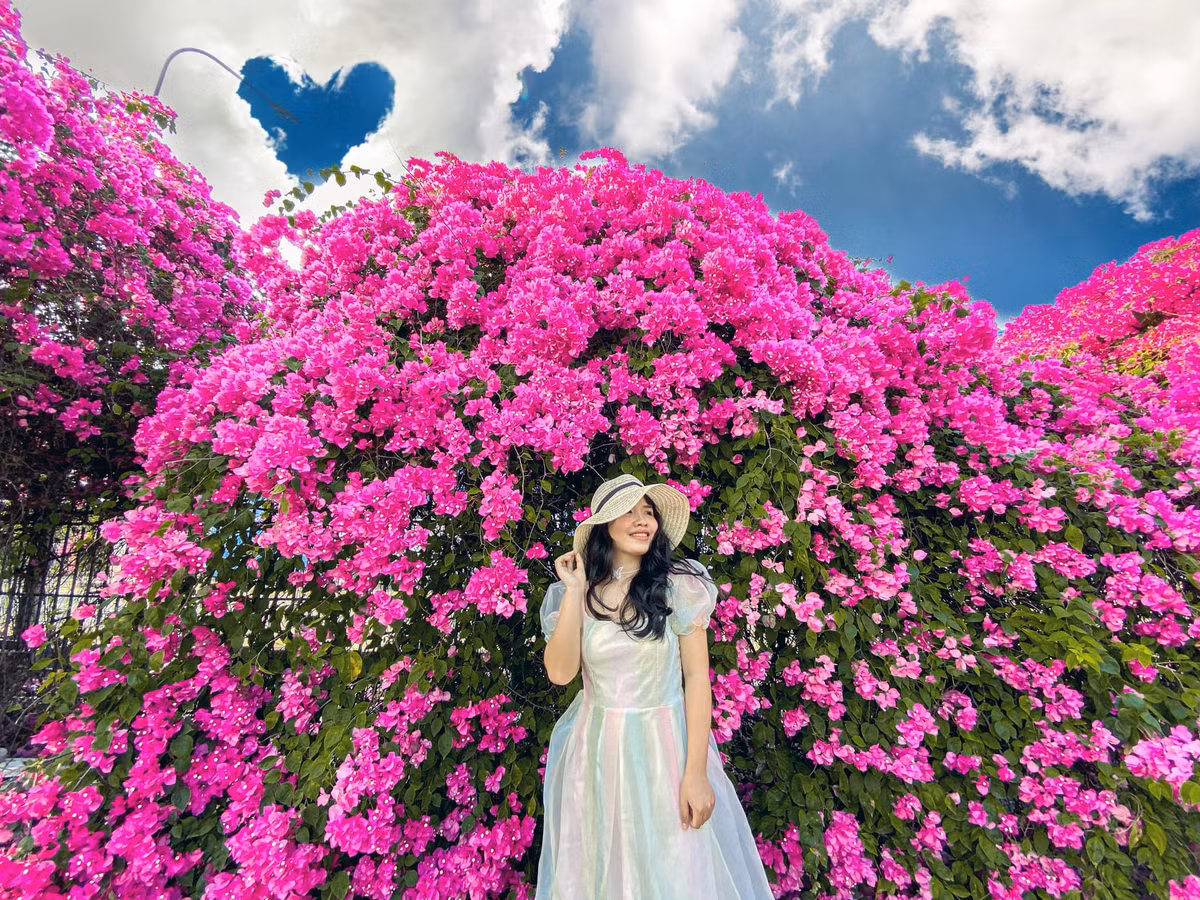 Nhờ vẻ đẹp nhẹ nhàng của hoa, ai cũng có thể biến thành "nàng thơ". Ảnh: Anh Thư