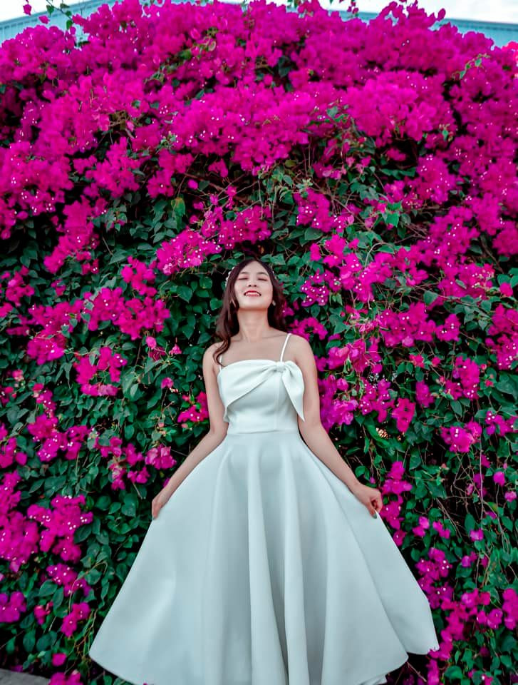 Hoa ở đây đẹp lại nở rất nhiều, biến cả một quãng đường ngập tràn trong sắc tím mộng mơ. Vì vậy nên ngay từ xa, du khách đã có thể nhận ra ngay đây chính là thiên đường sống ảo cực lý tưởng. Ảnh: Nguyễn Thị Cẩm Tiên