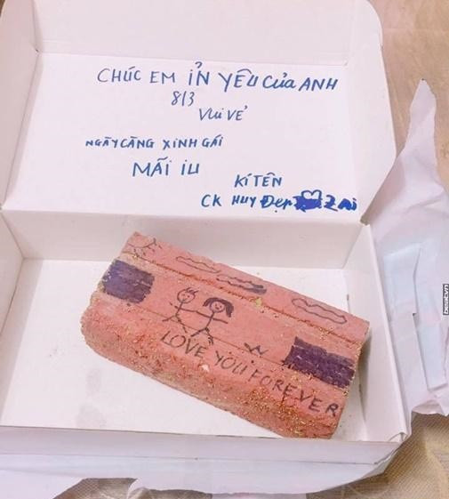 rong khi nhiều người chọn hoa, trang sức hay quần áo, túi xách làm quà thì những ông chồng lắm chiêu này lại có những món quà vô cùng hài hước.