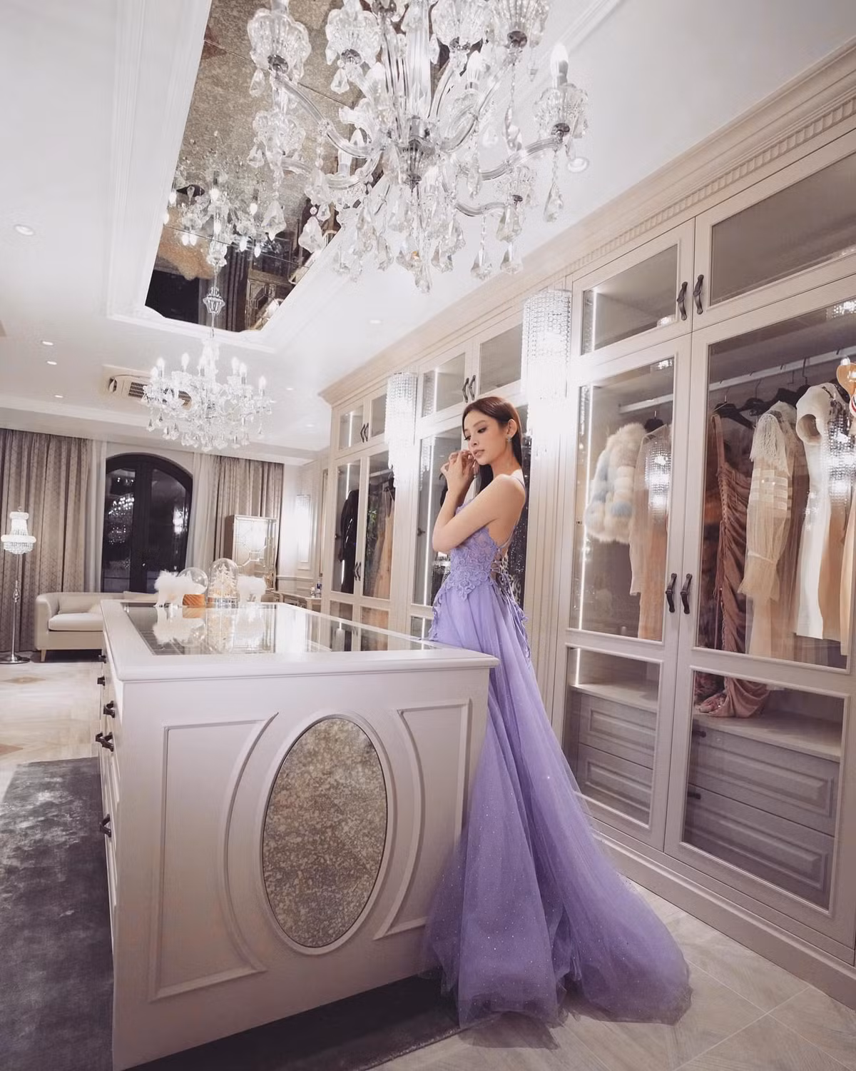 Được biết sau khi kết hôn, cựu hot girl này được chồng đại gia cưng chiều hết mực. Mỗi lần xuất hiện trên MXH, Huyền Baby luôn khiến hội chị em "nổ mắt" vì cuộc sống hết sức sang chảnh.