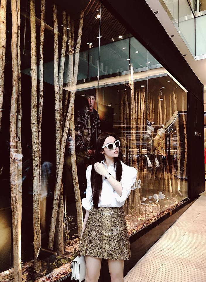 Từ khi kết hôn với vị đại gia trẻ tuổi vào năm 2013, mỹ nhân Hà thành rời xa giới giải trí, lui về hậu trường. Mọi người thường thấy cô xuất hiện bên siêu xe, hàng hiệu và những chuyến du lịch xa xỉ.