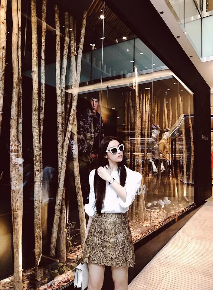 Từ khi kết hôn với vị đại gia trẻ tuổi vào năm 2013, mỹ nhân Hà thành rời xa giới giải trí, lui về hậu trường. Mọi người thường thấy cô xuất hiện bên siêu xe, hàng hiệu và những chuyến du lịch xa xỉ.