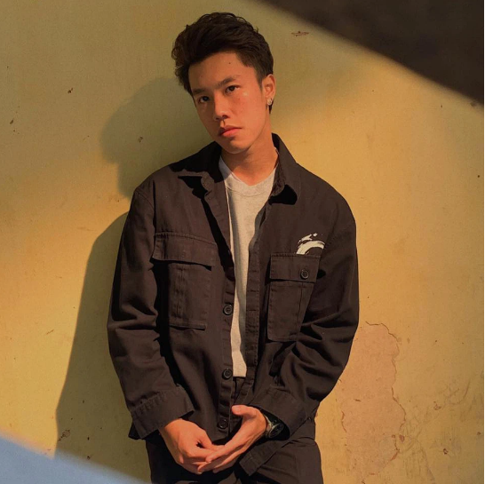 Long Vũ có sở thích chơi bóng đá, chơi đàn, trống cajon và là thành viên của một nhóm nhảy. Ảnh: Tổng hợp