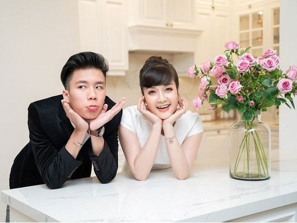 Hiện tại, con trai Vân Dung đã 19 tuổi, lột xác thành một chàng trai cao lớn. Khi đứng cạnh mẹ, cậu rất ra dáng, chững chạc.