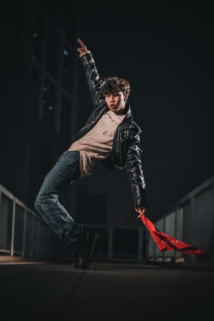 Ngoài phong cách thời trang cá tính, ấn tượng Long Vũ còn được thừa hưởng khá nhiều nét đẹp từ mẹ.