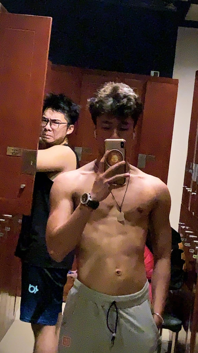 Thân hình săn chắc của Long Vũ cũng là điểm thu hút nhiều bạn nữ quan tâm.