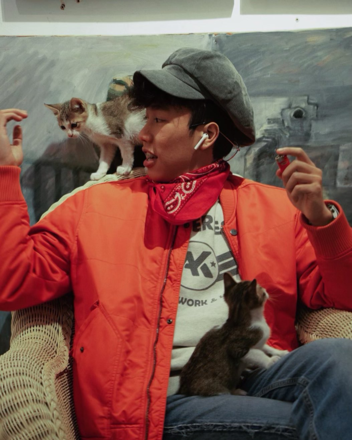 Càng lớn cậu bạn càng chăm chút đến ngoại hình của mình nhiều hơn, đặc biệt cậu luôn bắt kịp xu hướng để có được phong cách thời trang cực "chất".