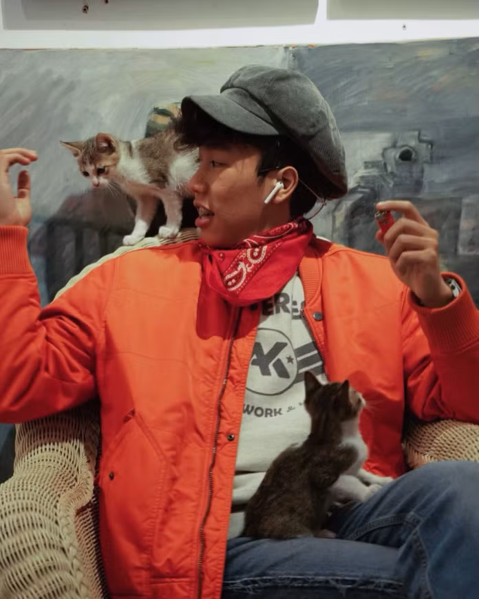 Càng lớn cậu bạn càng chăm chút đến ngoại hình của mình nhiều hơn, đặc biệt cậu luôn bắt kịp xu hướng để có được phong cách thời trang cực "chất".