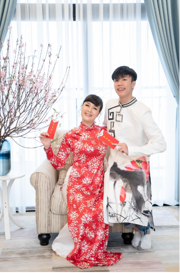 Sống xa bố từ bé nên cậu bạn này rất thân thiết với mẹ, những bức ảnh chụp chung thường là khoảnh khắc đứng cạnh mẹ.