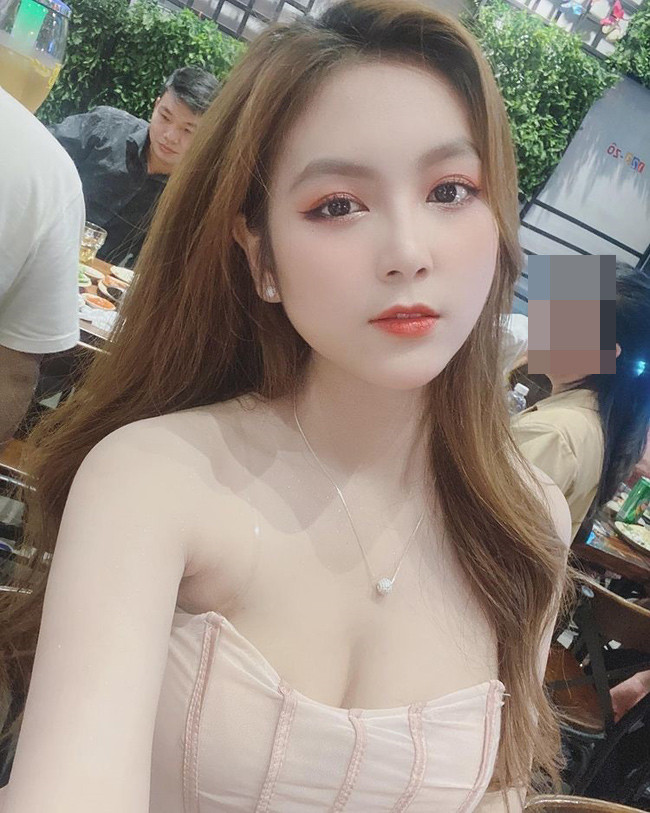 Sở dĩ cô nàng này có sức hút mạnh mẽ trên MXH vậy là nhờ sở hữu thân hình siêu quyến rũ với số đo 3 vòng 83-58-92.