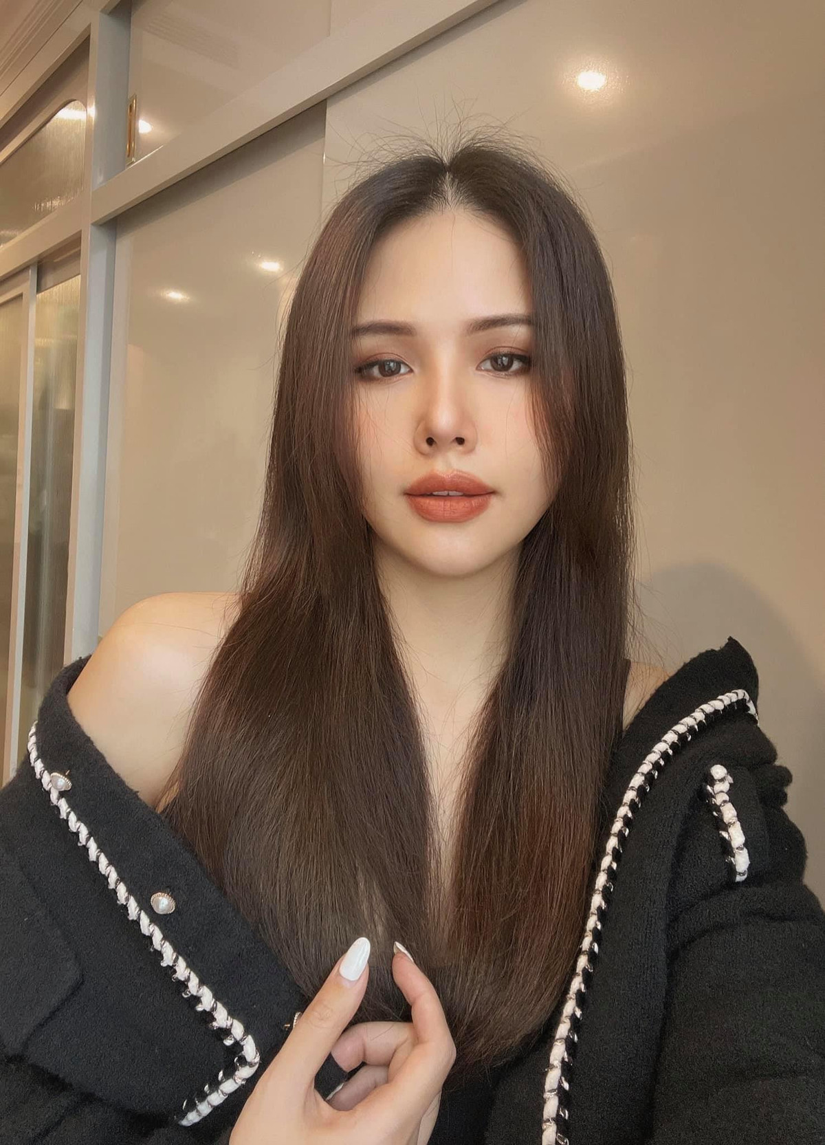 Ngay cả khi cận cảnh gương mặt thì Phanh Lee không để lộ một chút khuyết điểm nào.