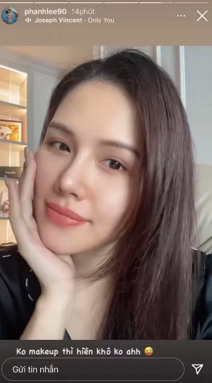 Cuộc sống hôn nhân hạnh phúc, viên mãn của nàng hot girl này thể hiện qua nhan sắc đỉnh cao của cô dù trải qua bao nhiêu ngày tháng. Đặc biệt khoảnh khắc cô nàng khoe mặt mộc của mình lại khiến cánh chị em lại càng ghen tị.