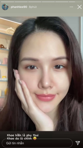 Lúc make up trông cô nàng sắc sảo, sang chảnh đúng chuẩn phu nhân tổng giám đốc. Nhưng ngược lại, lúc bỏ đi lớp trang điểm, cô nàng có phần trẻ trung hơn với gương mặt trắng mịn không tì vết.