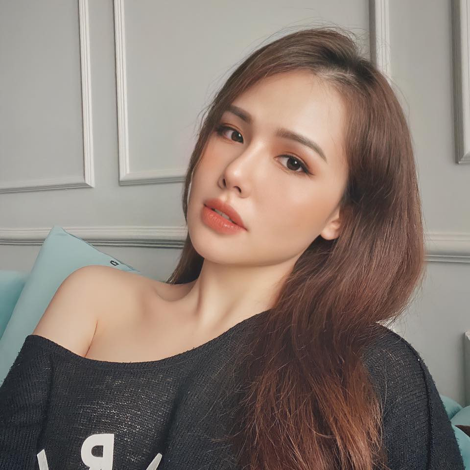 Phanh Lee hiếm khi đăng những bức ảnh khoe da thịt lộ liễu và vẫn trung thành với phong cách nữ tính, quyến rũ.