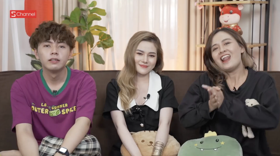 Sau 2 tháng nổi tiếng, mới đây hiện tượng mạng này gây chú ý với diện mạo ngày càng khác lạ khi xuất hiện tại một chương trình. Lúc này hot TikToker Kem Kabi không còn để mái tóc kiểu samurai Nhật, cô nàng chuyển sang mái tóc xoăn nhuộm vàng khác lạ.