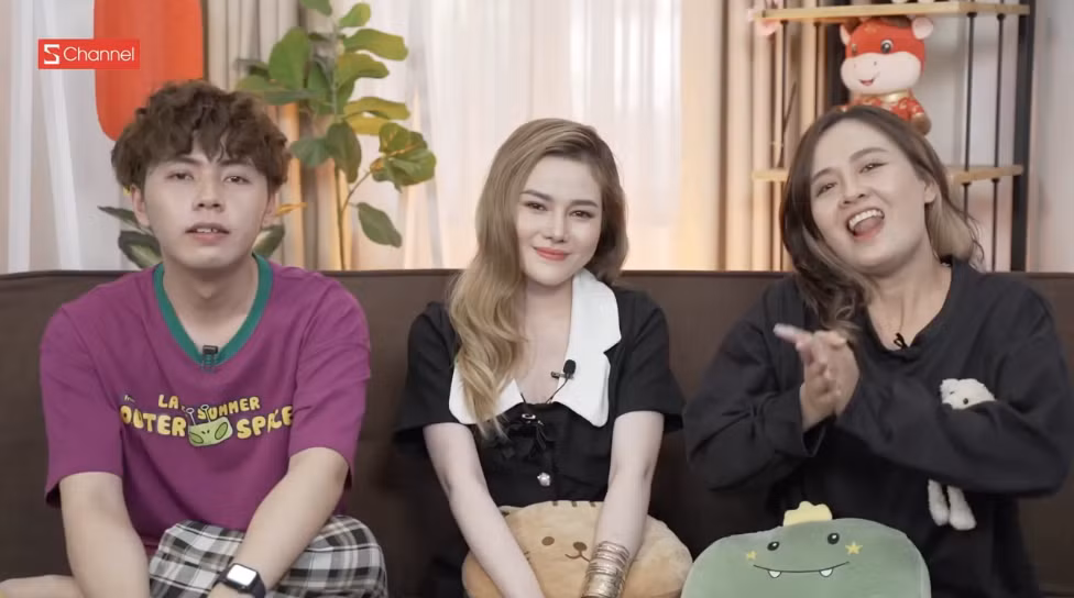 Sau 2 tháng nổi tiếng, mới đây hiện tượng mạng này gây chú ý với diện mạo ngày càng khác lạ khi xuất hiện tại một chương trình. Lúc này hot TikToker Kem Kabi không còn để mái tóc kiểu samurai Nhật, cô nàng chuyển sang mái tóc xoăn nhuộm vàng khác lạ.