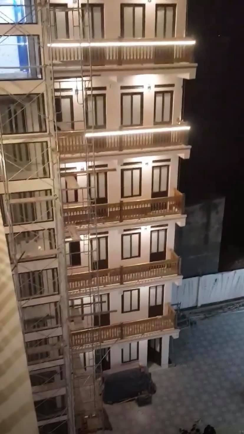 Nếu nhìn bao quát không ai nghĩ đây là một dãy phòng trọ với kiểu cách thiết kế rất Châu Âu này.