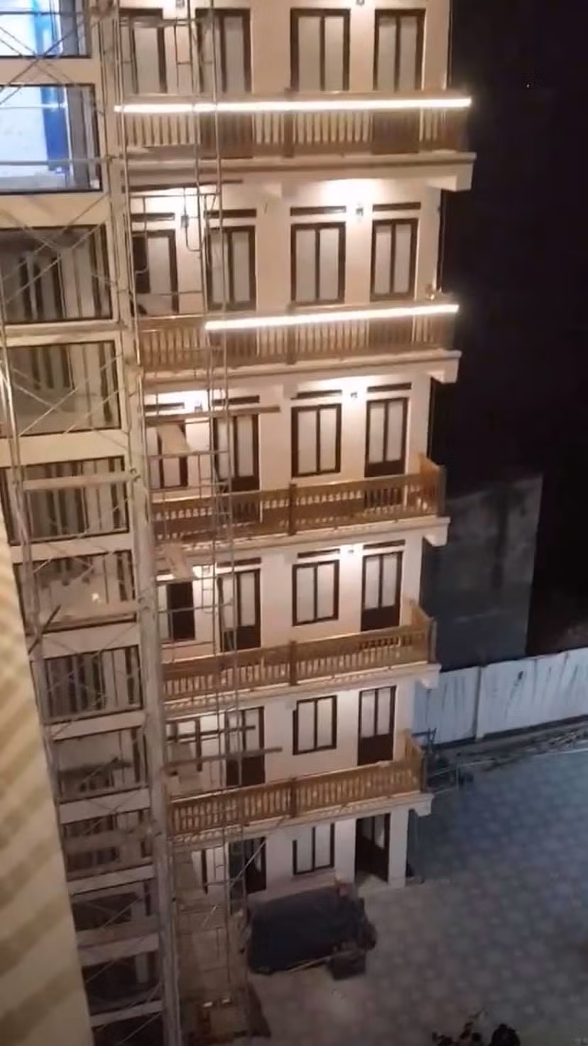 Nếu nhìn bao quát không ai nghĩ đây là một dãy phòng trọ với kiểu cách thiết kế rất Châu Âu này.