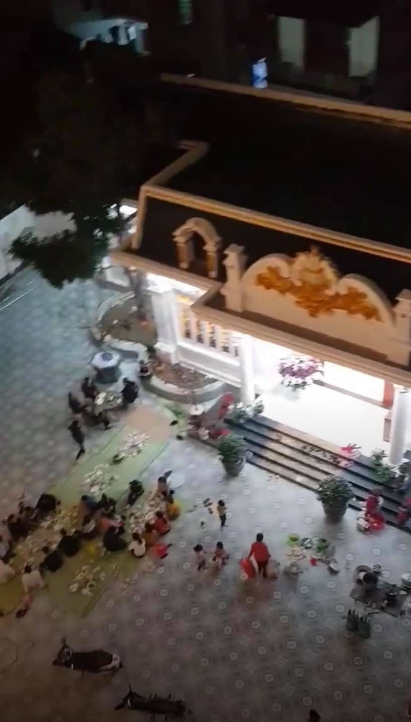 Trong bức ảnh, nhiều sinh viên còn tổ chức ăn uống ngay tại khoảng sân rộng của nhà trọ. Dù khá đông người nhưng chỉ chiếm 1 phần nhỏ diện tích của căn nhà, đủ để thấy dãy nhà trọ này hoành tráng và tầm cỡ thế nào.