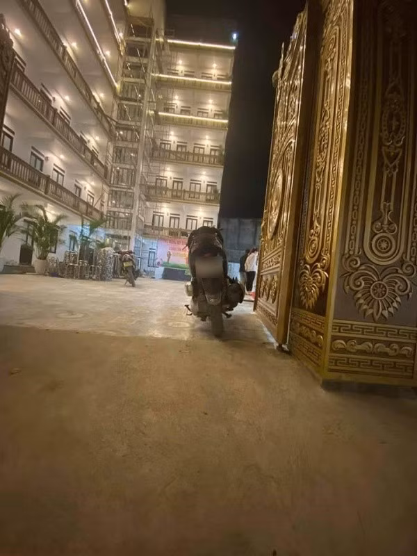 Tuy nhiên, nhiều người lại đặc biệt chú ý đến cánh cổng sắt được "dát" vàng bóng loáng, còn sân được lát gạch đá "xịn sò" của dãy nhà trọ hoành tráng này.