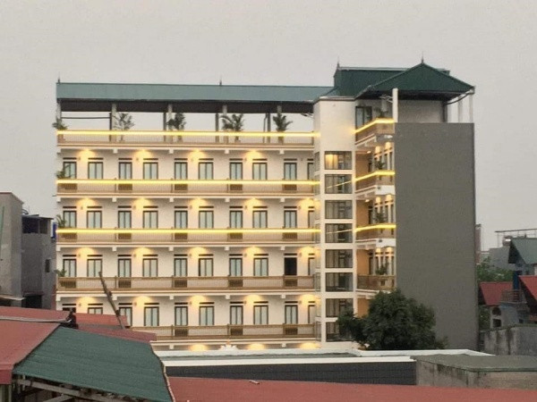 Nhiều người khen ngợi chưa từng thấy một dãy trọ nào đẹp và hoành tráng như thế, chủ nhà trọ chắc hẳn phải là một người “chịu chơi, chịu chi”.