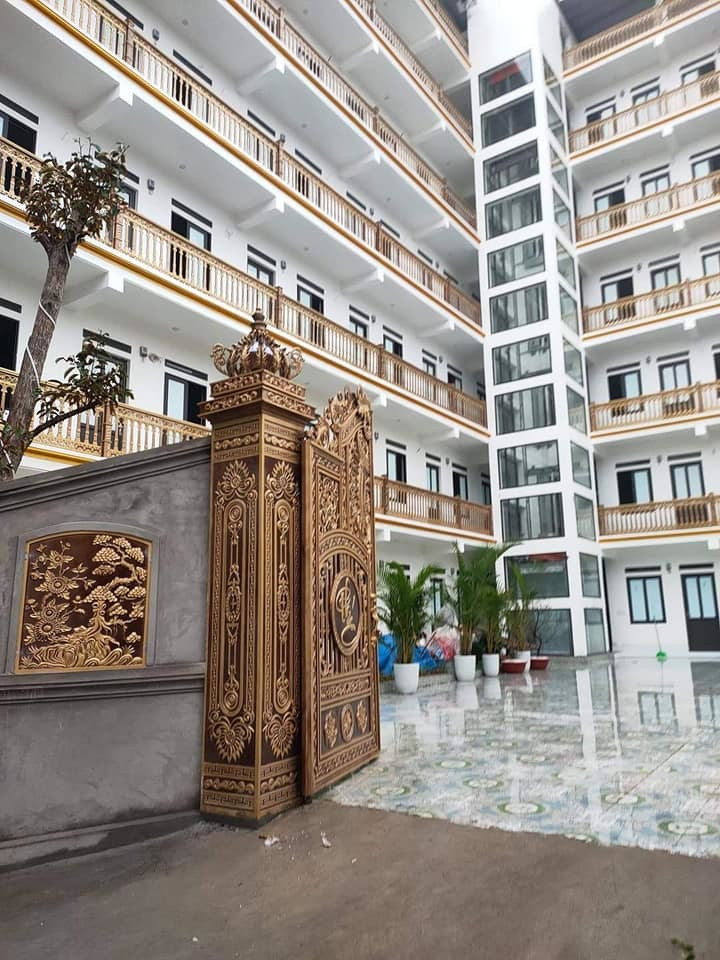 Dãy nhà trọ sinh viên này dù được thiết kế, xây dựng vô cùng hoành tráng nhưng giá thành vẫn rẻ như bình thường. Được biết, giá 1 phòng chỉ với 2,2 triệu đồng có đầy đủ tiện nghi nước uống, nước sạch sinh hoạt, máy giặt, thang máy, nóng lạnh, điều hòa,…