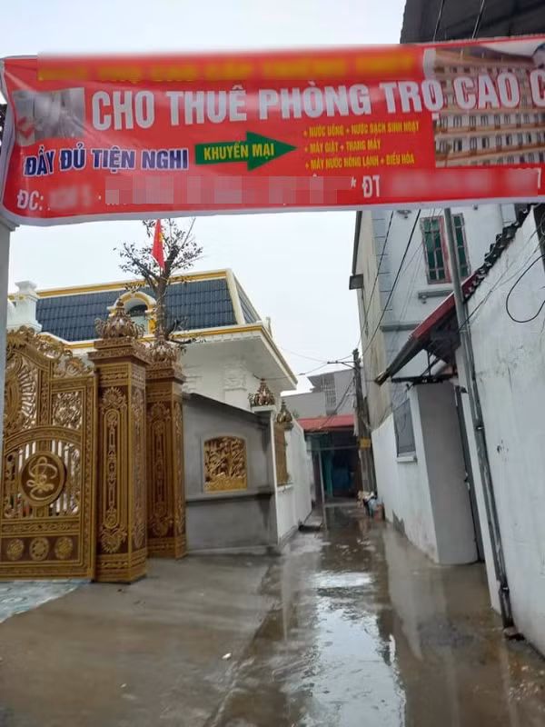 Theo như những hình ảnh được chia sẻ, căn nhà này có 6 tầng, mỗi tầng có khoảng chục phòng nhỏ.