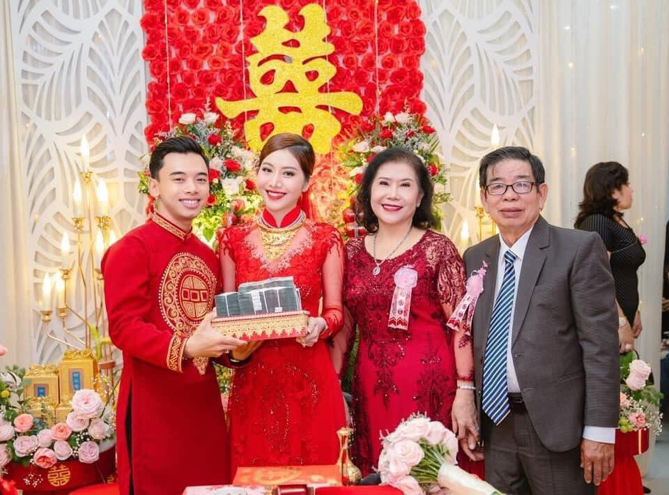 Những hình ảnh về màn trao của hồi môn "khủng" của cô dâu ở An Giang hiện đang được cư dân mạng lan truyền dữ dội. Theo đó, cô dâu tên là L.M.N, hình ảnh này cũng được cô chia sẻ thể hiện sự phấn khởi trong ngày vui của bản thân.