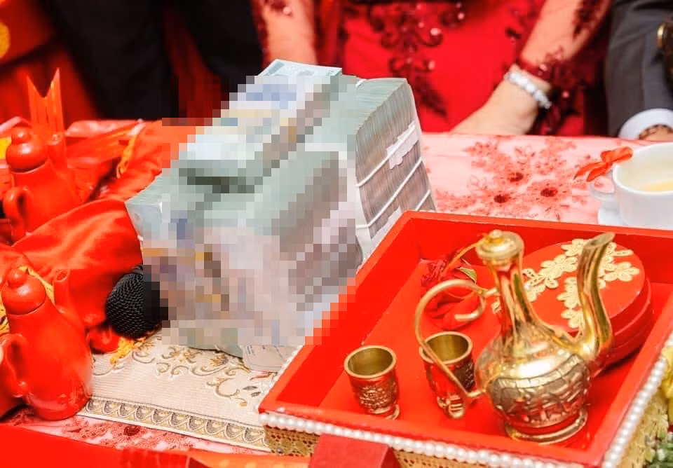 Những đám cưới toàn vàng trước đó xuất hiện không ít trên mạng xã hội, rất nhiều đám đã khiến cư dân mạng phải “đứng ngồi không yên” vì màn trao của hồi môn toàn tiền và vàng.