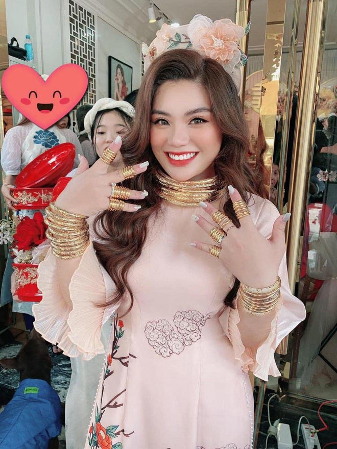 Tháng 11/2020, cộng đồng mạng được phen xôn xao trước đám cưới xa hoa tại Sài Gòn khi cô dâu nhận của hồi môn toàn vàng và tiền.
