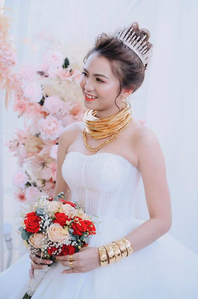 Được biết, tổng số vàng vợ chồng Huỳnh Như nhận được từ bố mẹ đẻ, bố mẹ chồng và họ hàng hai bên là 14 cây (trong đó, của hồi môn của cô dâu là 10 cây vàng). Ảnh: Tổng hợp