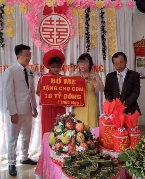 Điển hình như trong năm 2019, một cặp đôi nhận được quà cưới từ bố mẹ với tấm bảng ghi giá trị quà: “Bố mẹ tặng cho con 10 tỷ đồng” đã từng gây sốt một thời gian dài.