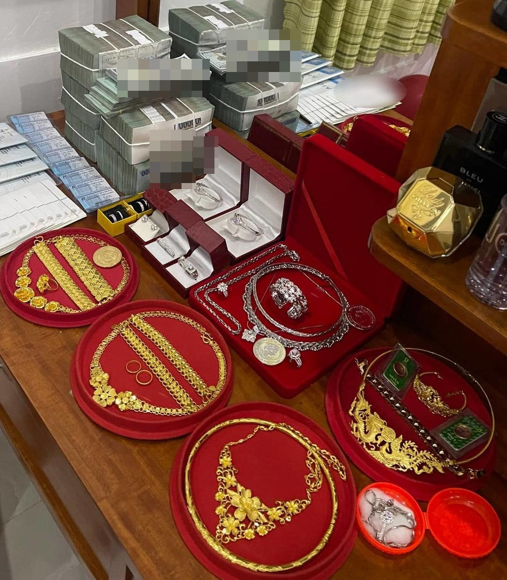  Đám cưới "khủng" này gây sốt với quà cưới toàn là tiền, vàng bạc đếm không xuể bày la liệt trên bàn, món nào giá trị cũng “siêu to khổng lồ” đến mức khó tin.