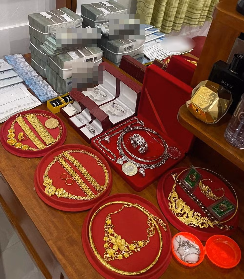  Đám cưới "khủng" này gây sốt với quà cưới toàn là tiền, vàng bạc đếm không xuể bày la liệt trên bàn, món nào giá trị cũng “siêu to khổng lồ” đến mức khó tin.