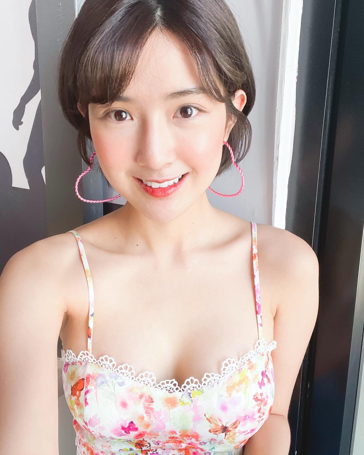 Hot girl xứ chùa Vàng "đốn tim" fan bởi gương mặt xinh xắn như búp bê cùng nụ cười tỏa nắng.