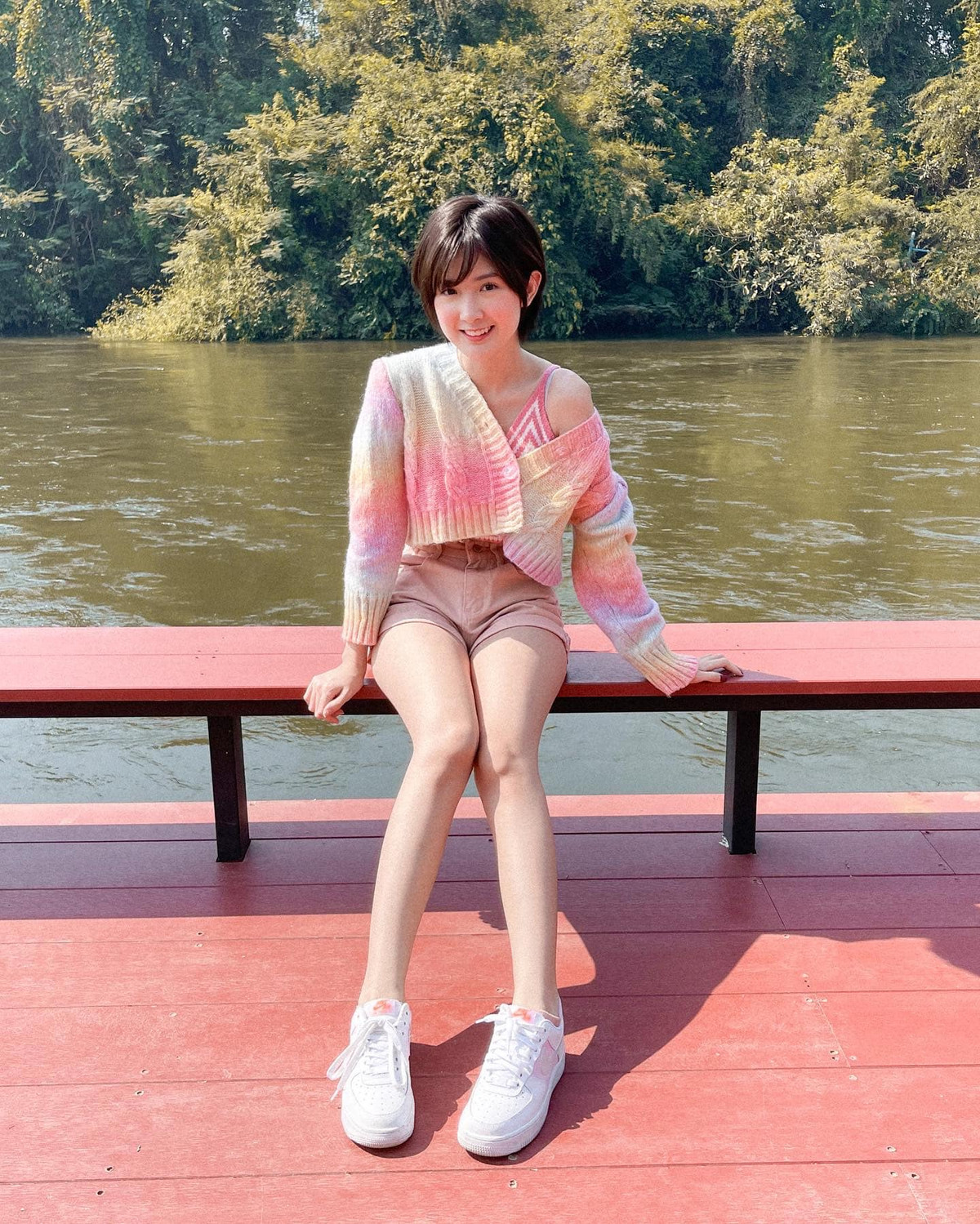 Gái xinh sinh năm 1995 được nhiều tạp chí nổi tiếng lựa chọn làm nhân vật trang bìa.